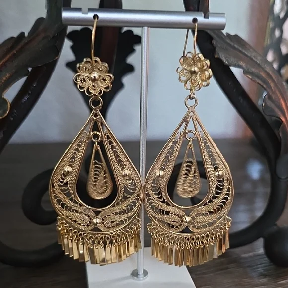 Elegant Gold Filigree Dangle Earrings - Picture 3 of 16